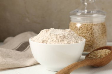 Kahverengi pirinç ve un beyaz masada.