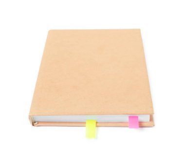 Beyazda izole edilmiş renkli sekmeleri olan kitap