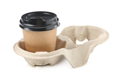 Karton tutacaktaki kağıt kahve fincanı beyaza izole edilmiş.