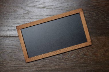 Ahşap zemin üzerinde boş küçük karatahta, üst görünüm