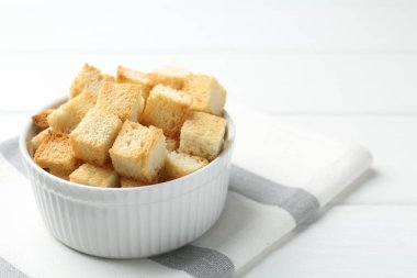 Beyaz masada nefis çıtır kıtır ekmek, yakın plan. Metin için boşluk