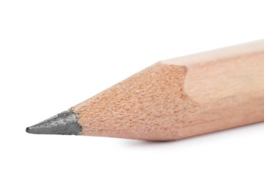 Beyaza izole edilmiş keskin bir grafit kalem.