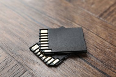 Tahta masada iki SD hafıza kartı, yakın plan.