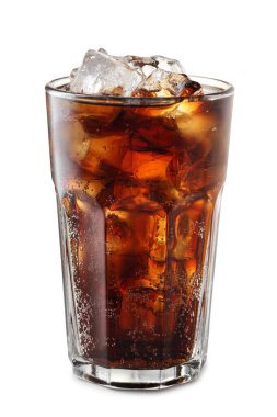 Beyaz üzerine buz küpleri izole edilmiş bir bardak kola.