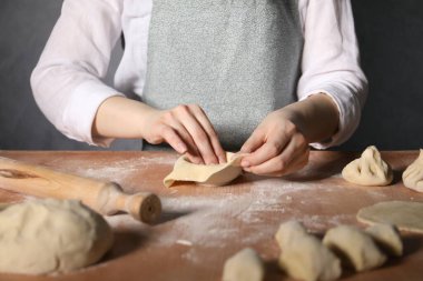 Mutfaktaki masada khinkali yapan kadın, yakın plan.