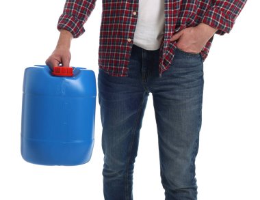 Beyaz arka planda plastik kutu tutan adam, yakın plan.