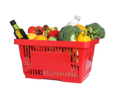 Beyaza izole edilmiş farklı gıda ürünleri içeren alışveriş sepeti.