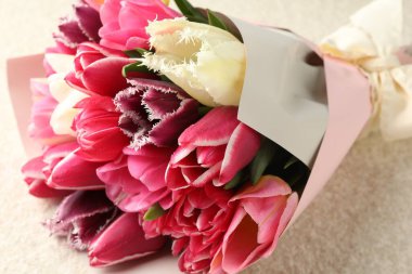 Beyaz desenli masa üzerinde güzel laleler, yakın plan.