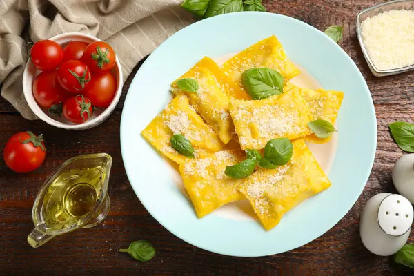 Tahta masada servis edilen peynirli ve fesleğenli lezzetli ravioli.