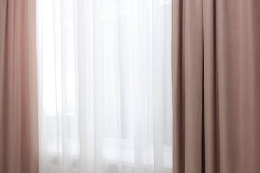 Zarif pencere perdeleri ve beyaz tüller. İç tasarım