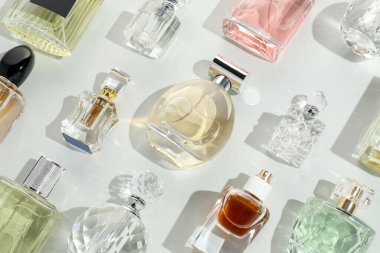 Hafif arka planda çeşitli parfüm şişeleri, düz yatıyordu.