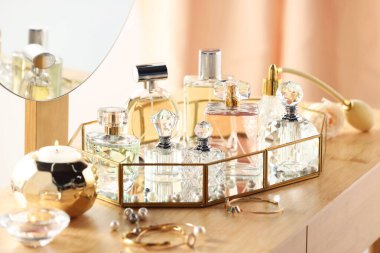 İçerideki ahşap tuvalet masasında farklı lüks parfümler.