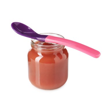 Bebek maması. Cam kavanozda lezzetli püre ve beyaza izole edilmiş kaşık.
