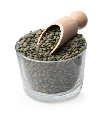 Kabın içindeki çiğ mercimek ve beyaz üzerine izole edilmiş ahşap kepçe.