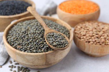 Aydınlık masada farklı türde mercimek, yakın plan.