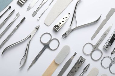 Beyaz arkaplanda farklı manikür araçları kümesi, düz yatıyordu