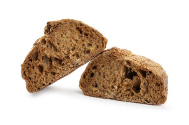 Beyaz üzerine izole edilmiş taze ekmek parçaları.