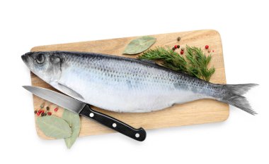 Beyaz arka planda tuzlu ringa balığı, baharat ve bıçak.