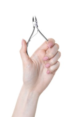 Beyaz arka planda tırnak eti olan kadın, yakın plan. Manikür aracı