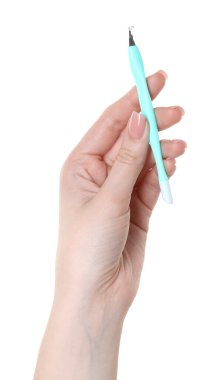 Beyaz arka planda tırnak makası olan kadın, yakın plan. Manikür aracı