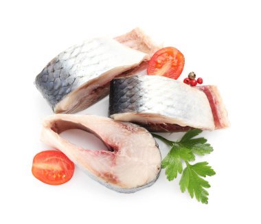 Karabiberli, domatesli ve maydanozlu lezzetli ringa balıkları.