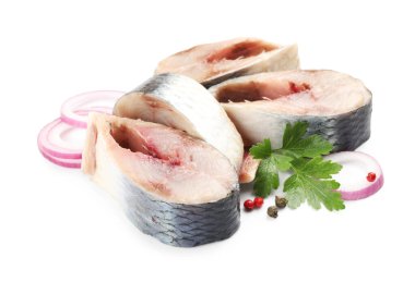 Lezzetli ringa balıkları ve beyaz baharatlar.