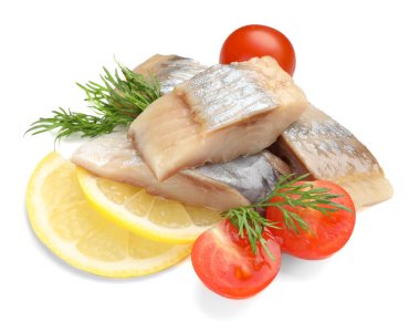Limon dilimli, domatesli ve dereotlu lezzetli ringa balıkları beyaz üzerine izole edilmiş.