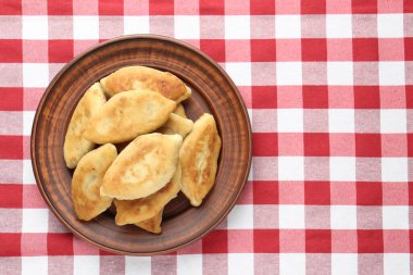 Lezzetli kızarmış pirizky (doldurulmuş turtalar) masanın üstünde, üst tarafta. Metin için boşluk