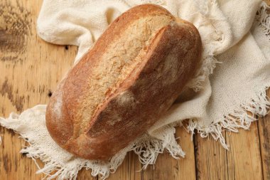 Tahta masada taze ekmek, üst manzara.