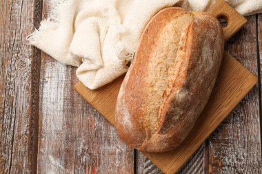 Tahta masanın üstünde taze ekmek, üst manzara. Metin için boşluk