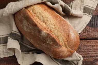 Tahta masada taze ekmek, üst manzara.