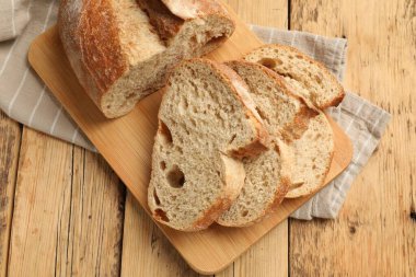 Tahta masanın üstünde taze ekmek parçaları, üst manzara.