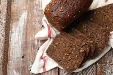 Tahta masadaki taze ekmek parçaları, üst manzara. Metin için boşluk