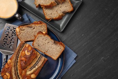 Muzlu ekmeği fındıklı kes, servis yap ve siyah masaya kahve koy, düz yat. Metin için boşluk