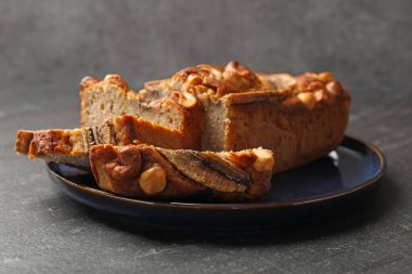 Siyah masada fındıklı muz ekmeği kes, yakın plan.
