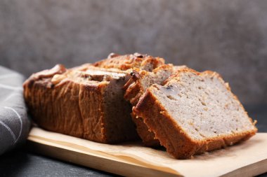 Siyah masada fındıklı muz ekmeği kes, yakın plan.