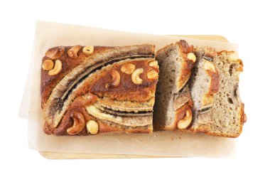 Muzlu ekmeği beyaza izole edilmiş fındıklı kes.