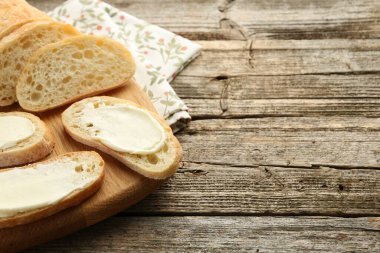 Tahta masadaki tereyağlı ekmek parçaları. Metin için boşluk