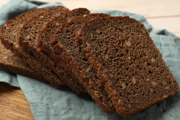 Masanın üzerinde taze ekmek parçaları, yakın plan.