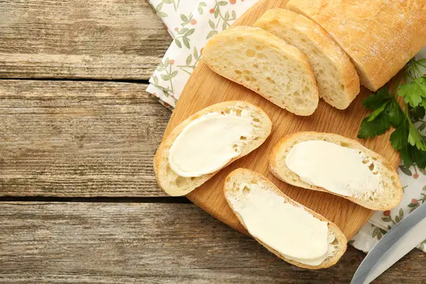 Tahta masada tereyağlı ve maydanozlu ekmek parçaları. Metin için boşluk