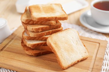 Masada lezzetli kızarmış ekmek dilimleri, yakın plan.