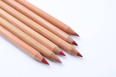 Beyaz arkaplanda birçok farklı dudak kalemi, yakın plan