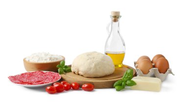 Pizza yapıyorum. Farklı malzemeler beyaza izole edilmiş.