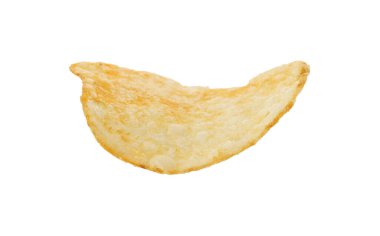 Beyaza izole edilmiş lezzetli bir patates cipsi.