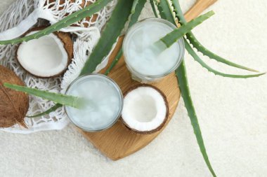 Beyaz desenli masa üzerinde hindistan cevizi ve aloe ile ferahlatıcı içecek, düz uzanma