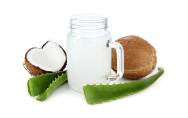 Beyaz üzerine izole edilmiş hindistan cevizi ve aloe ile ferahlatıcı içecek