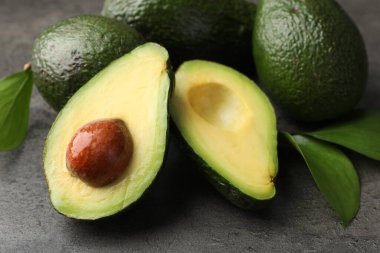 Avokadoların tamamı gri desenli masada, yakın plan.