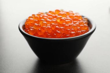 Gri masada kasede lezzetli kırmızı havyar, yakın plan.