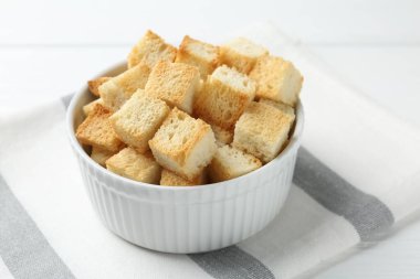 Lezzetli çıtır ekmekler beyaz masada, yakın plan.