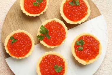 Kırmızı havyarlı turta ve bej arka planda maydanoz.